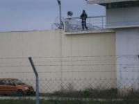 Κατερίφθη ελικόπτερο μετά από πυροβολισμούς μέσα στις φυλακές Τρικάλων !