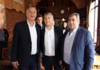 Ο Κώστας Αγοραστός με τον Κώστα Μαράβα στο παζάρι της Πύλης
