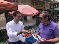 Μοιράζει ψηφοδέλτια ο Μικέλης...