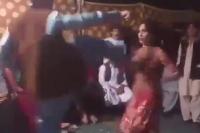 Η κλωτσιά Πακιστανού σε γυναίκα που χόρευε προκλητικά (βίντεο)