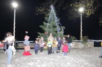 Φωταγωγήθηκε το Χριστουγεννιάτικο Δένδρο στα Κούτσαινα (Στουρναρέικα)