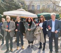 Κατέθεσαν στεφάνια και λουλούδια στο μνημείο των 5 απαγχονισμένων Τρικαλινών στην πλατεία Ρήγα Φεραίου