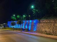 Πινελιές χρωμάτων και φωτισμός στον τοίχο του Φρουρίου  