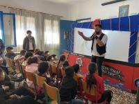 Δ. Τρικκαίων: Με παράσταση Καραγκιόζη διασκέδασαν παιδιά Ρομά σε Δημοτικό Σχολείο