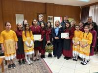 Μικρές Λαζαρίνες τραγούδησαν το Λάζαρο στην Αντιπεριφερειάρχη Π.Ε. Τρικάλων Χρύσα Ντιντή