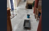 Πορεία στο Μέλλον: Οι λεκάνες στη Λυγαριά το μνημείο της αποτυχίας του Μαράβα. Με σκαφίδια & λεκάνες μαζεύουν τα νερά από το πρώην Δημαρχείο!!!